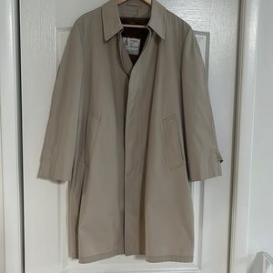 London Fog Men’s rain coat•Size 40 Short•Zip out Liner•Khaki color